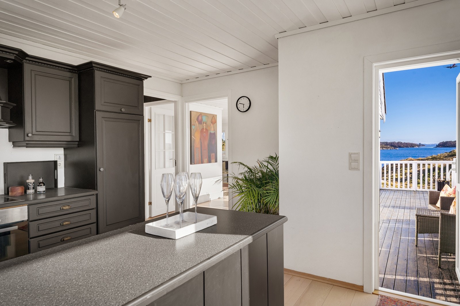 Møre kjøkken med nymalte fronter Galleribilde