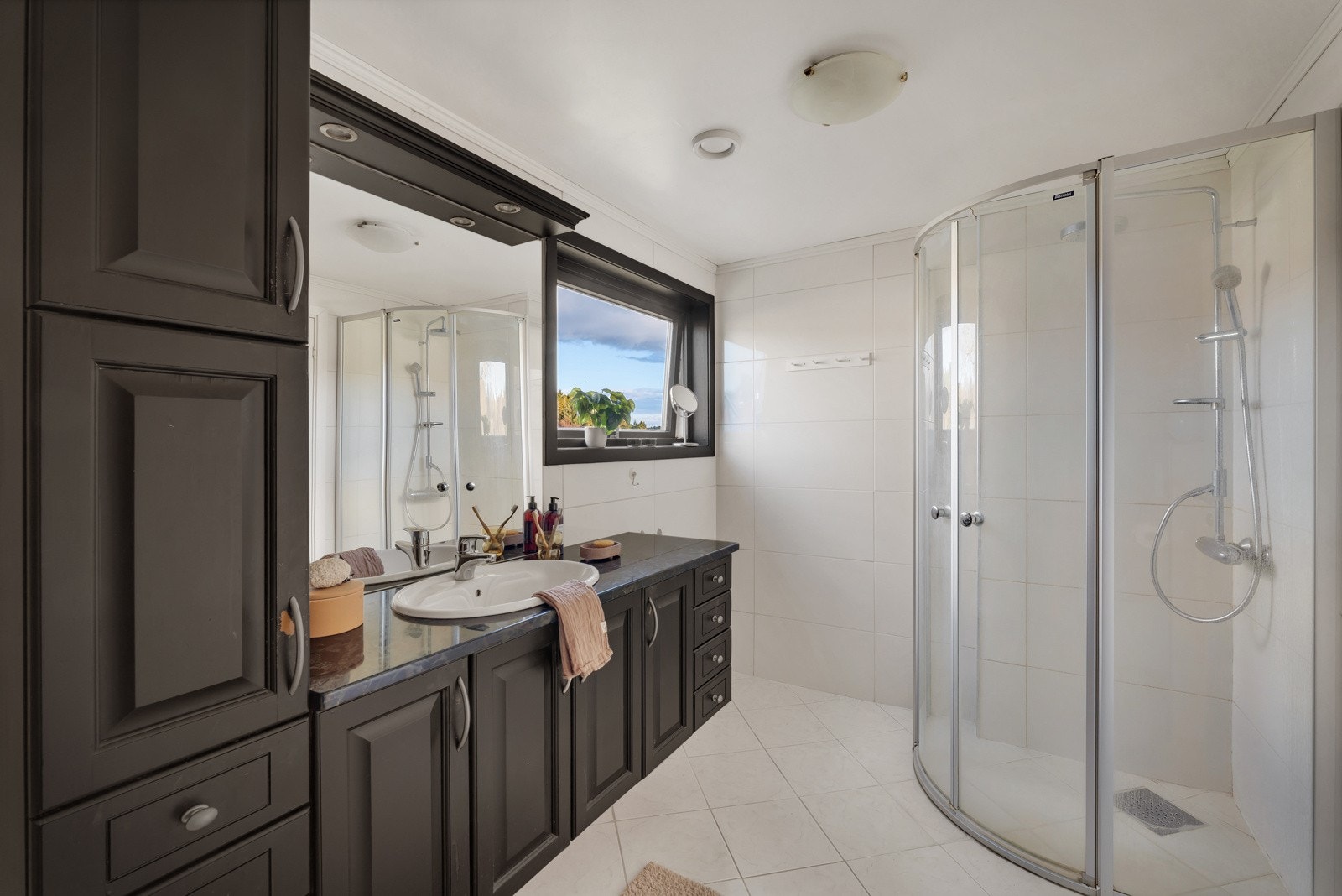 Badet her har varmekabler i gulv Galleribilde