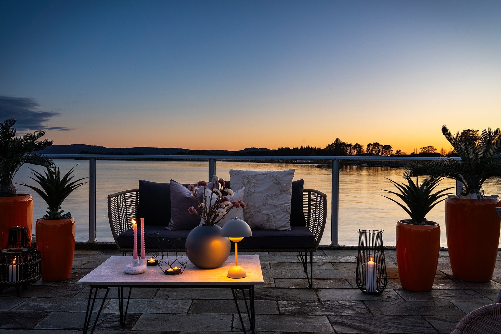 Magisk steming i solnedgangen helt i sjøkanten Galleribilde