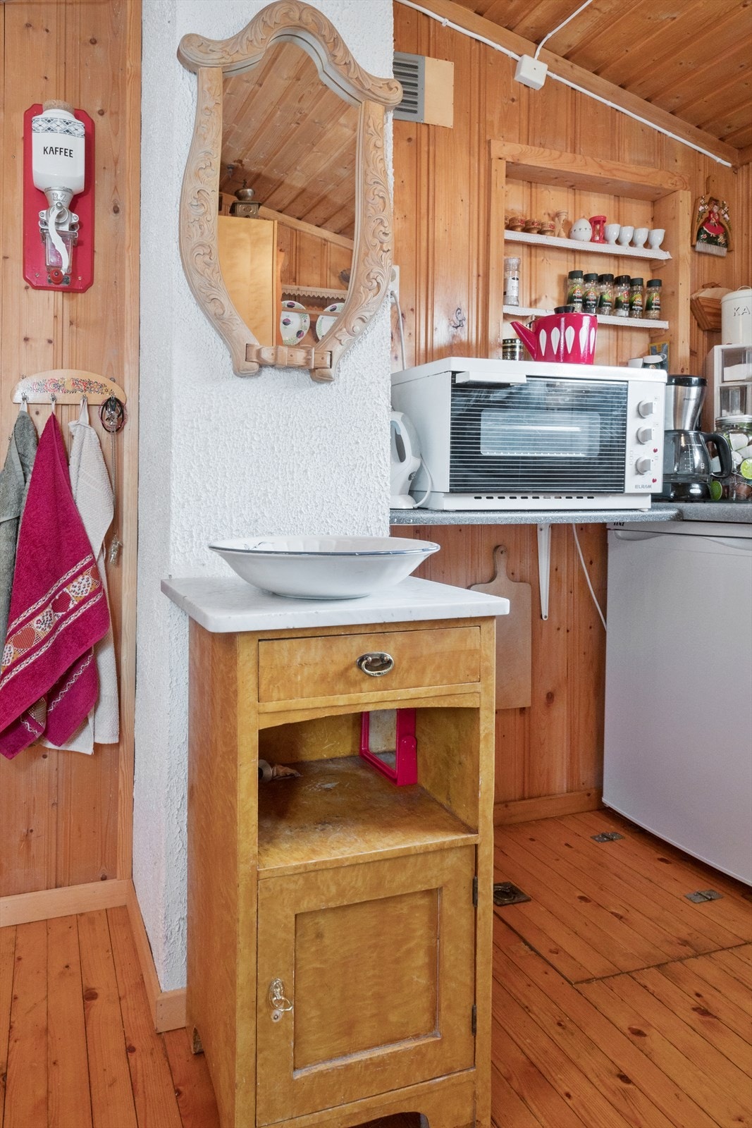 Vaskefat plassert på kjøkken for enkel morgen,- og kveldsstell Galleribilde