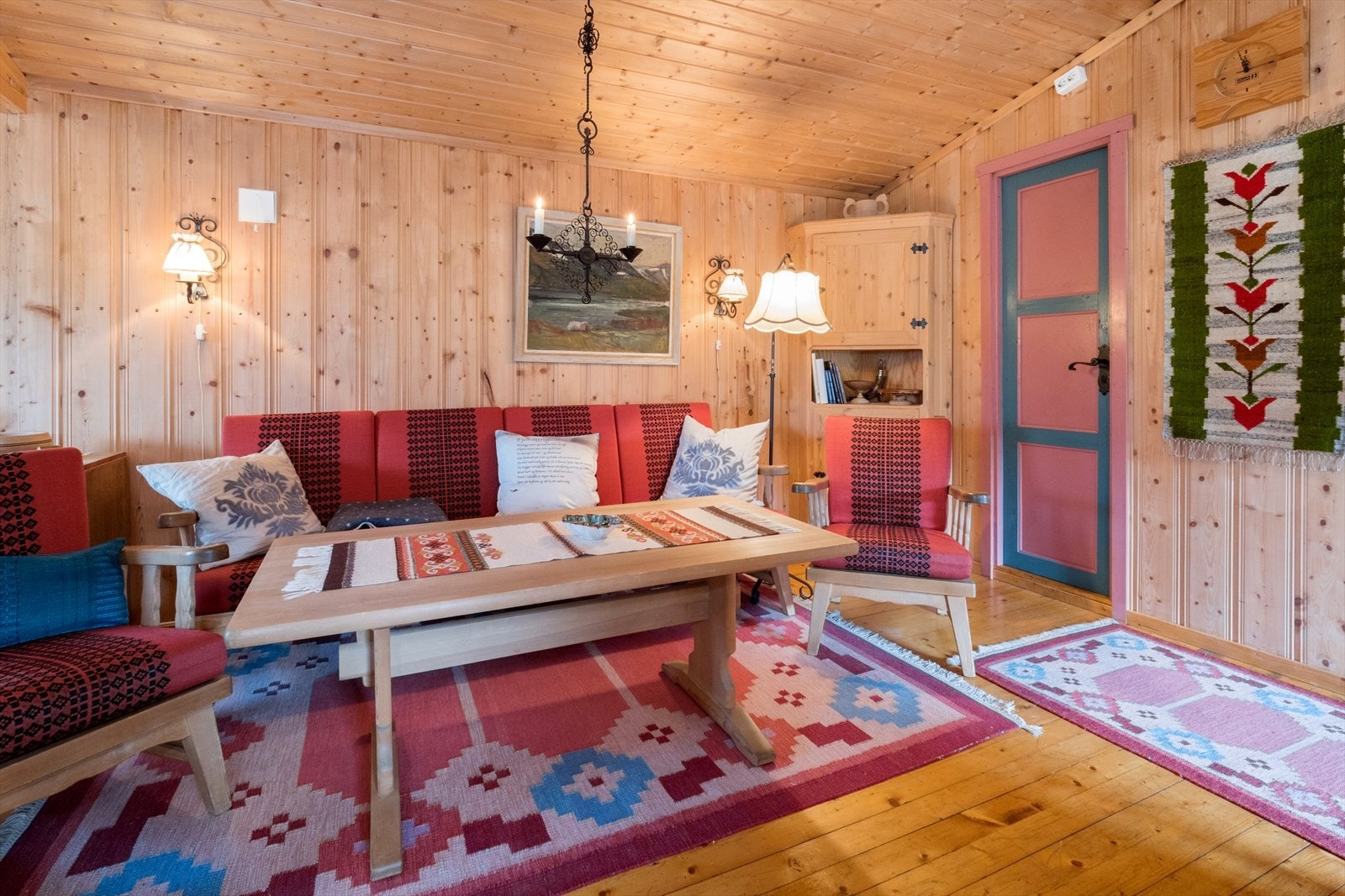 Velkommen inn - Hytta er tradisjonelt innredet med tregulv, panel på vegger og i himling Galleribilde