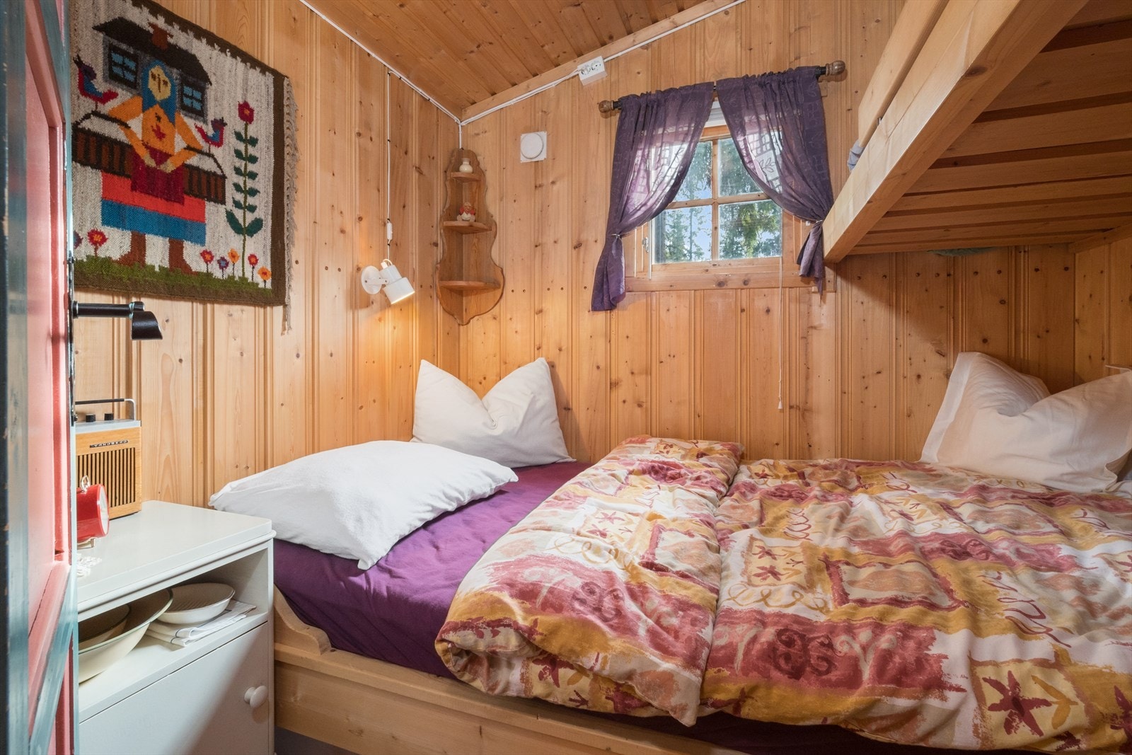 Soverom II innredet med plassbygd familiekøye. Hytta har tilsammen 5 sengeplasser Galleribilde