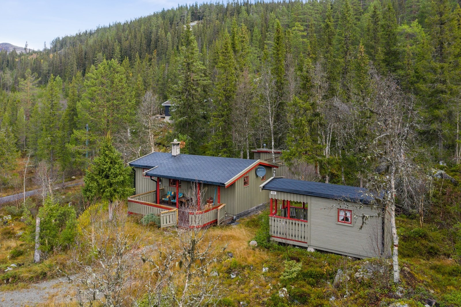 Eiendommen består av hytte, anneks og et uthus. Galleribilde