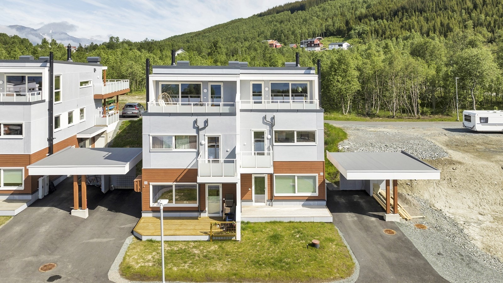 Boligen har en god intern beliggenhet på sørligste enden av rekka. Galleribilde