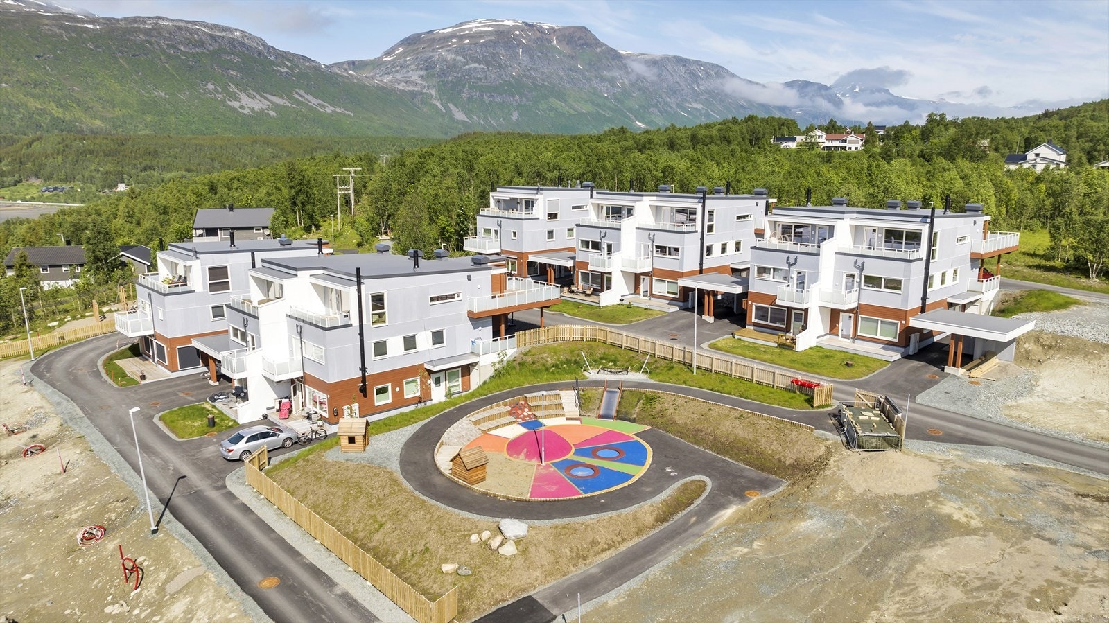 Nyetablert boligfelt, med avstand fra hovedvei og gangvei til skole og barnehage. Galleribilde