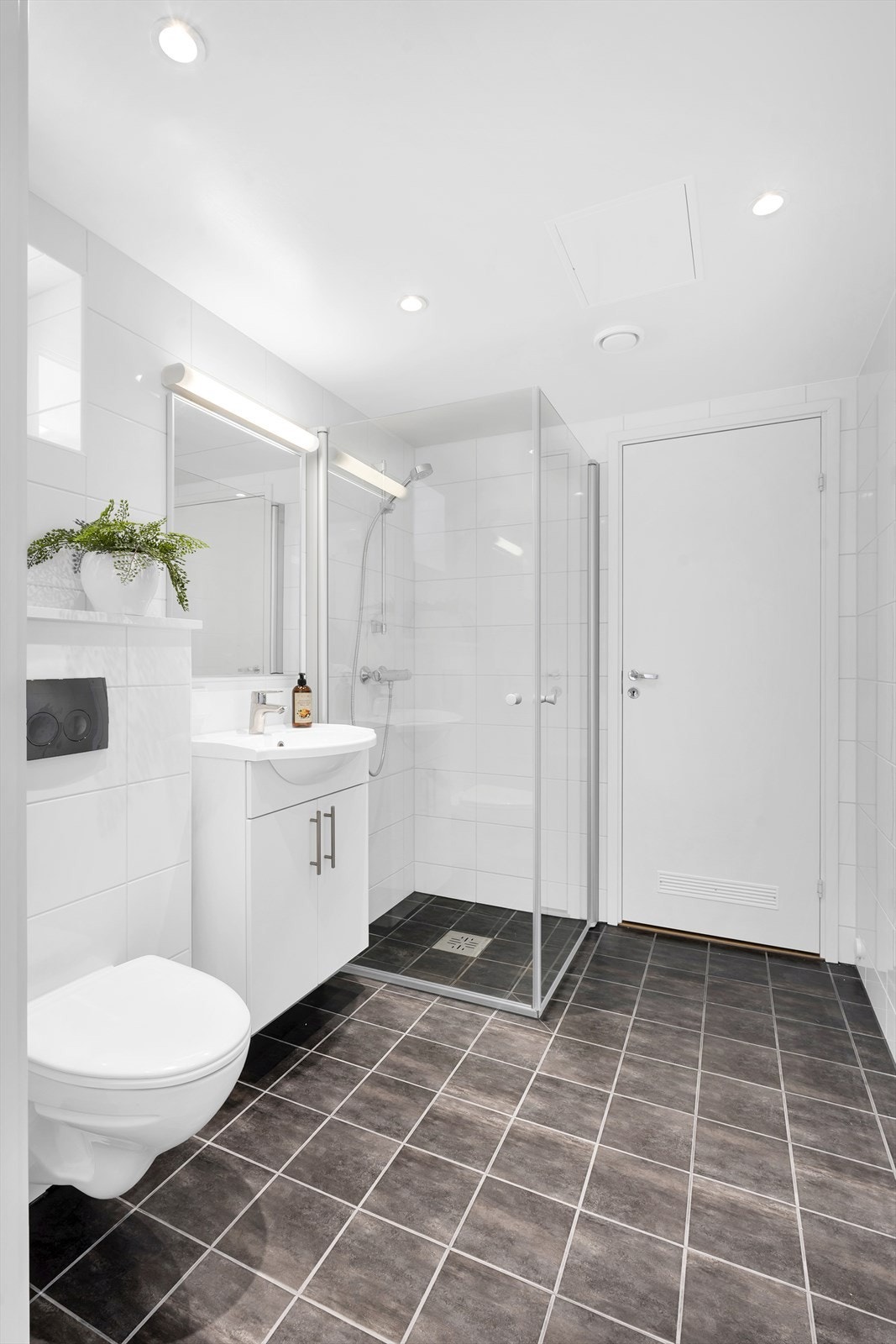 Pent flislagt bad Galleribilde