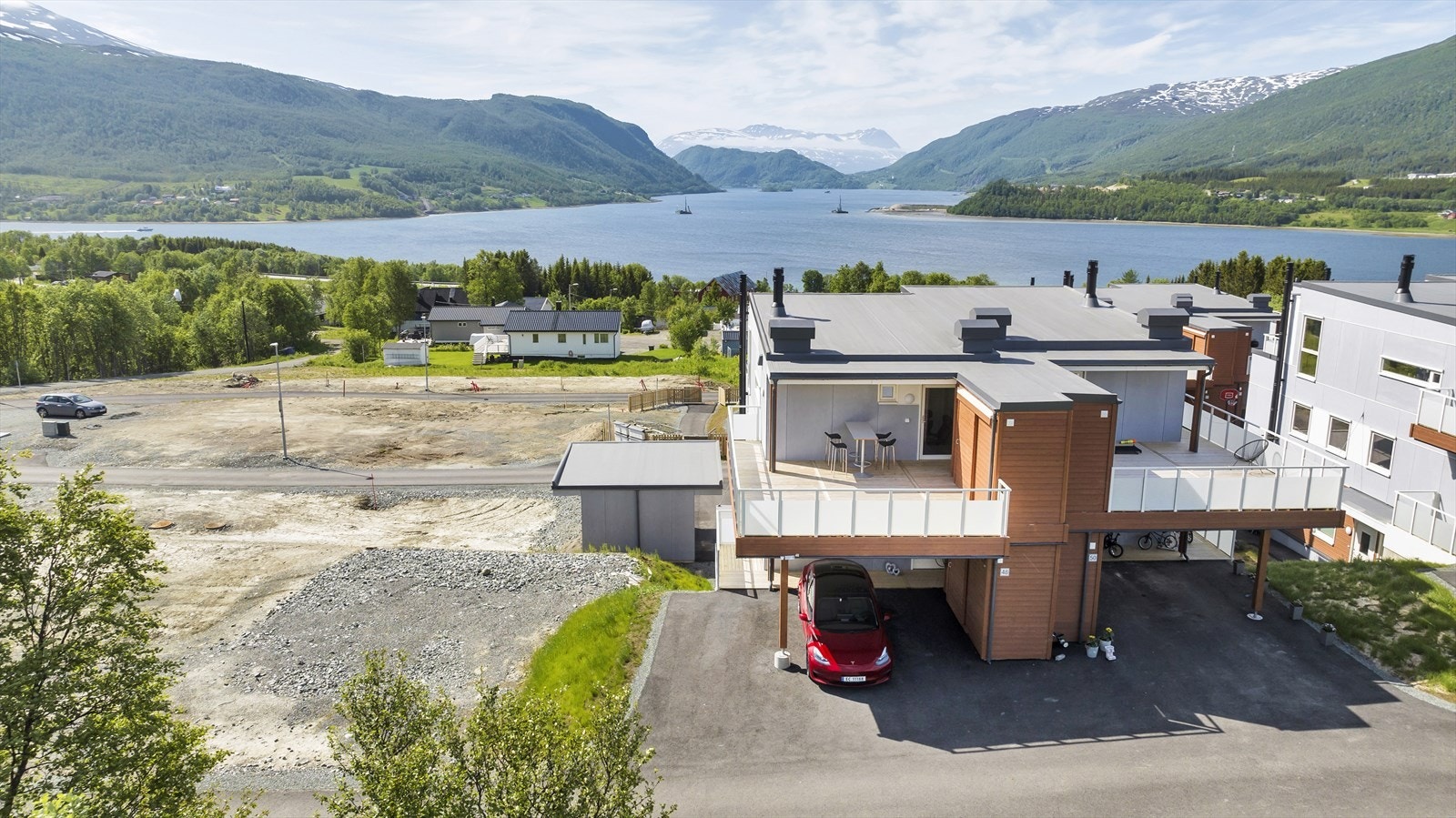 Umiddelbar nærhet til flotte uteområder for hele familien, med lekepark, pumptrack, tuftepark og felles grillgapahuk. Galleribilde