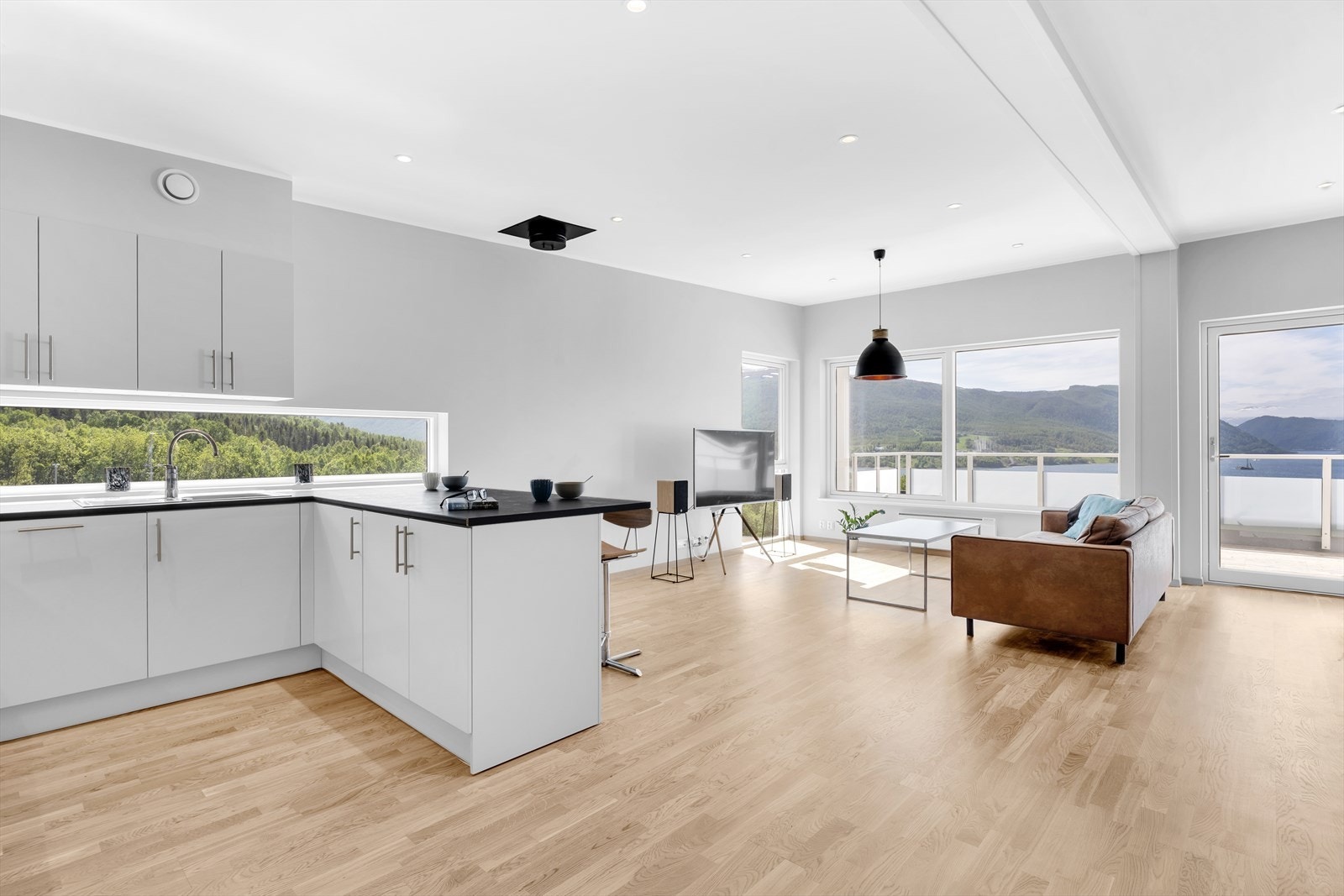 Integrerte downlights i himing. Galleribilde