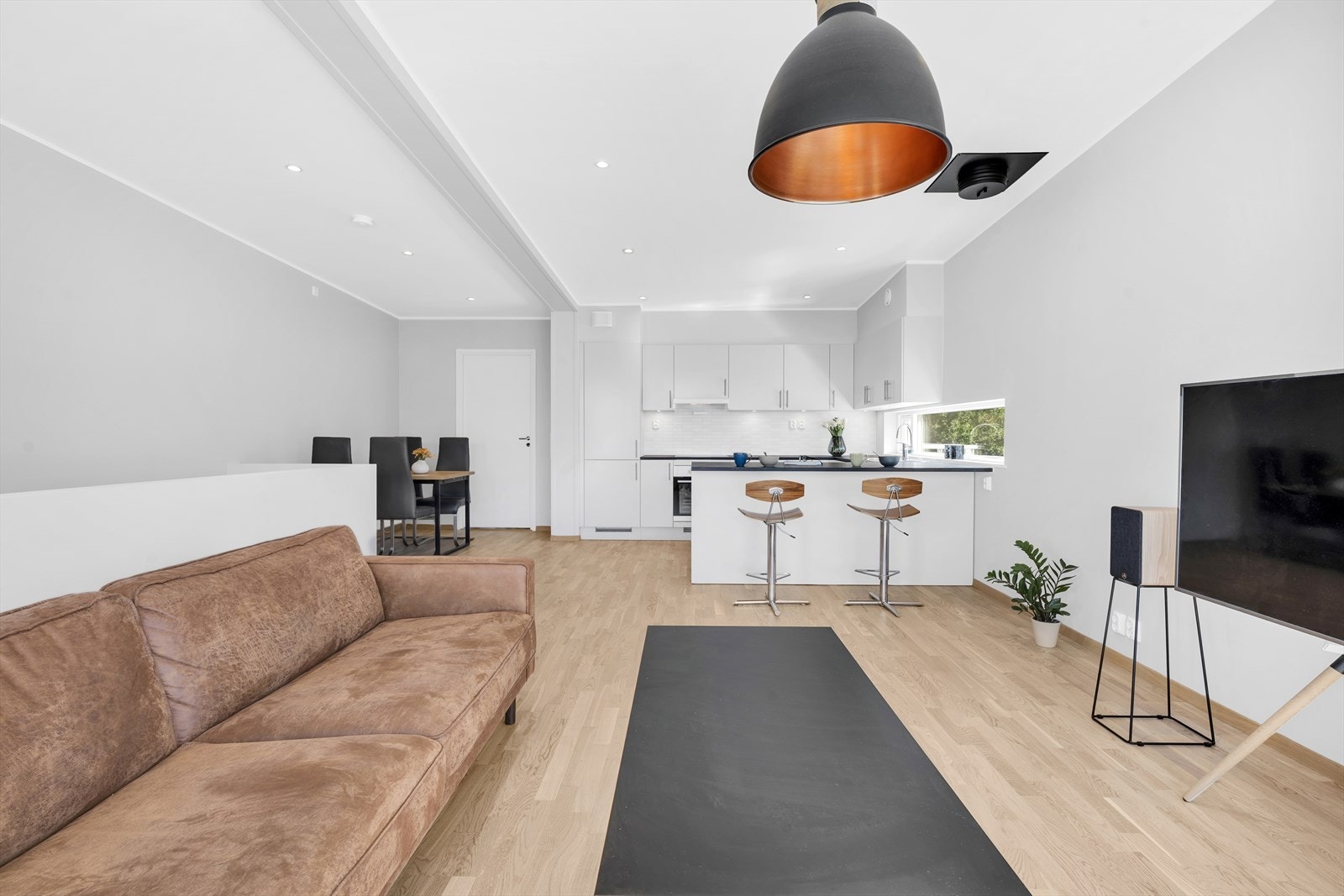 Åpen løsning mellom stue og kjøkken Galleribilde