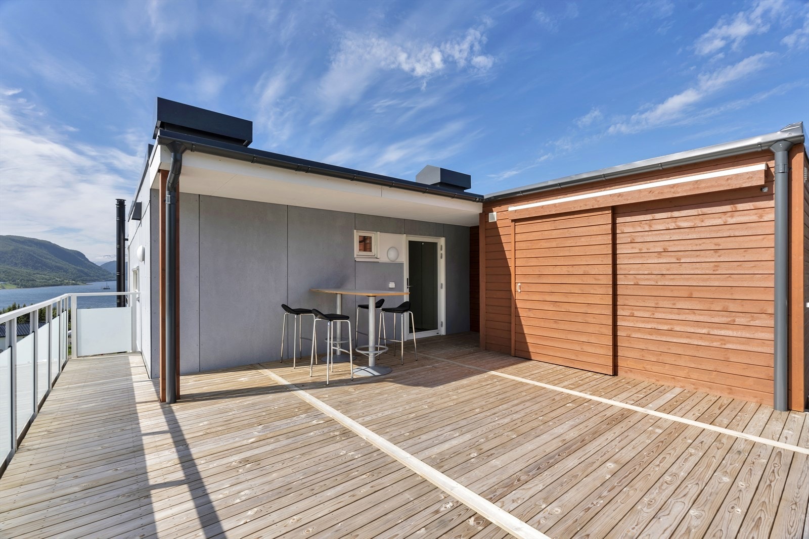 God plass til utemøbler og grill. Galleribilde