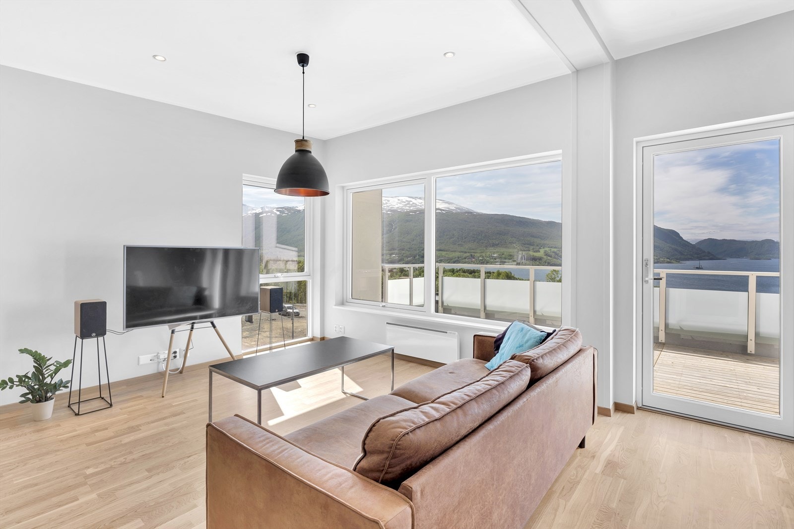 Store vindusflater slipper inn rikelig med naturlig lys Galleribilde