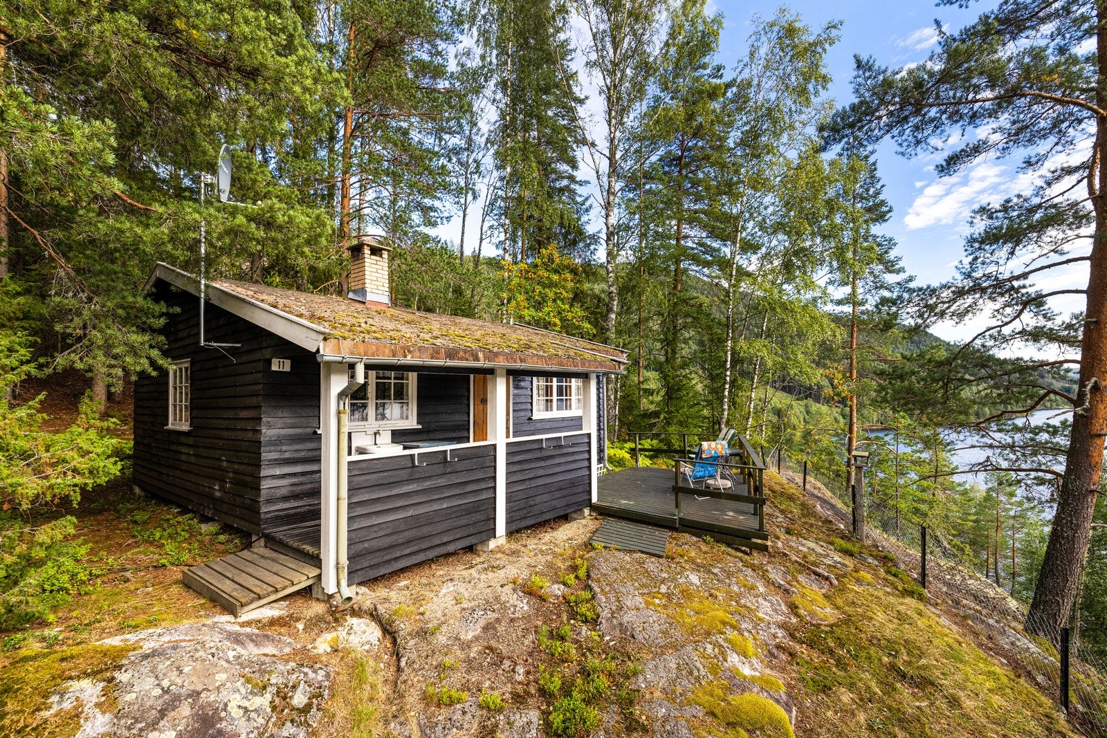 Eiendommen har gjerde langs kanten mot sperillen. Galleribilde