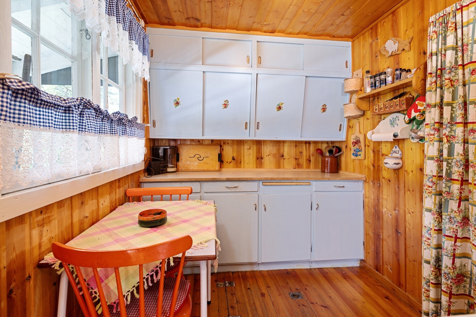 Enkelt kjøkken med god skapplass og liten matkjeller. Galleribilde