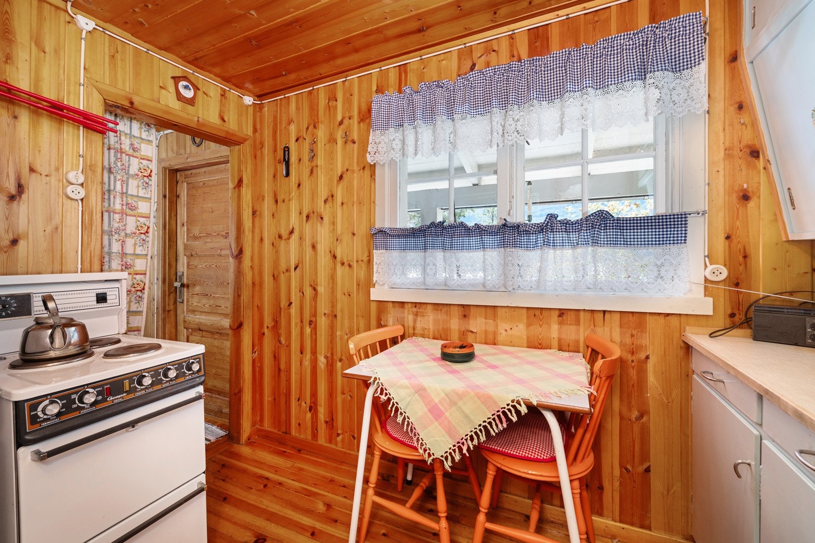 Plass til komfyr og kjøleskap. Galleribilde