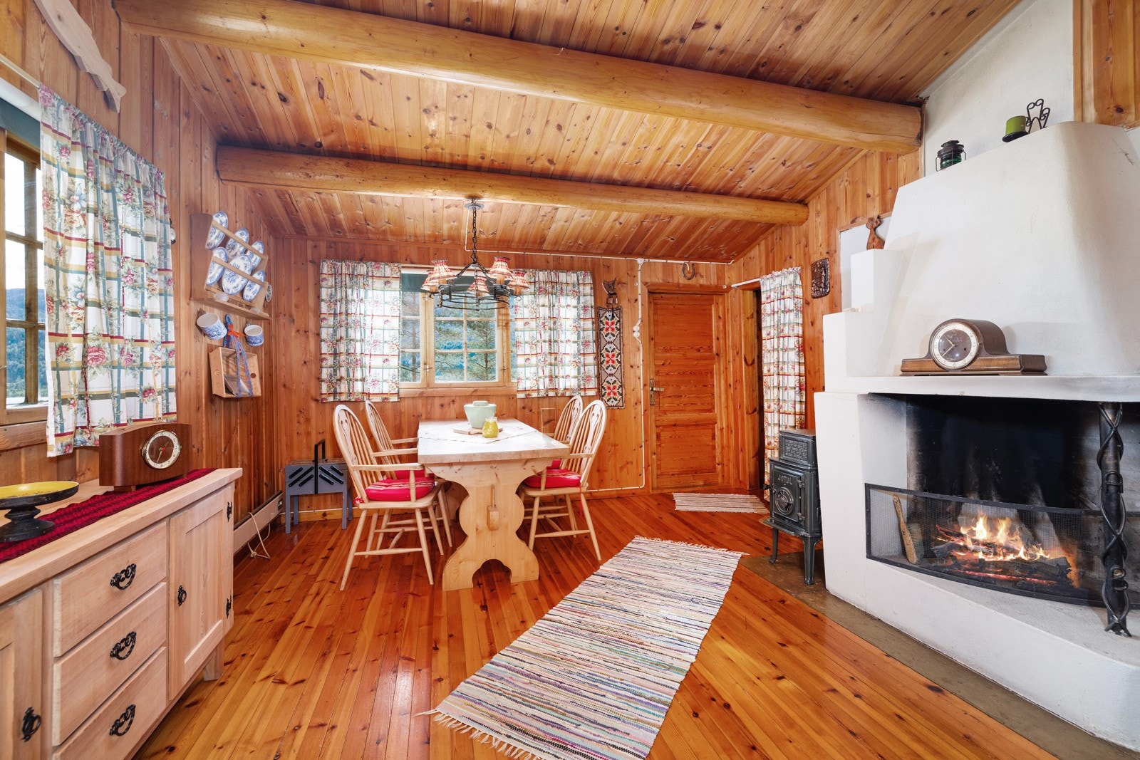 Hyttekos med både åpen peis og lukket ovn. Galleribilde