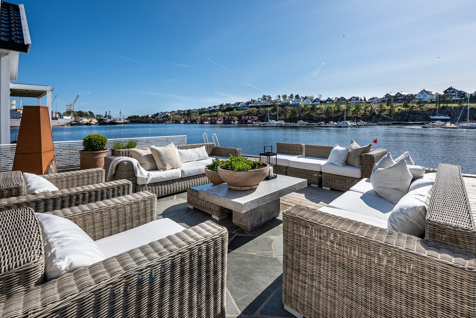 Like utenfor stuedøra har du Kristiansand sin vakre skjærgård med et mangfold av holmer og skjær som er idylliske steder å dra til når sommeren viser seg fra sin beste side på Sørlandet Galleribilde