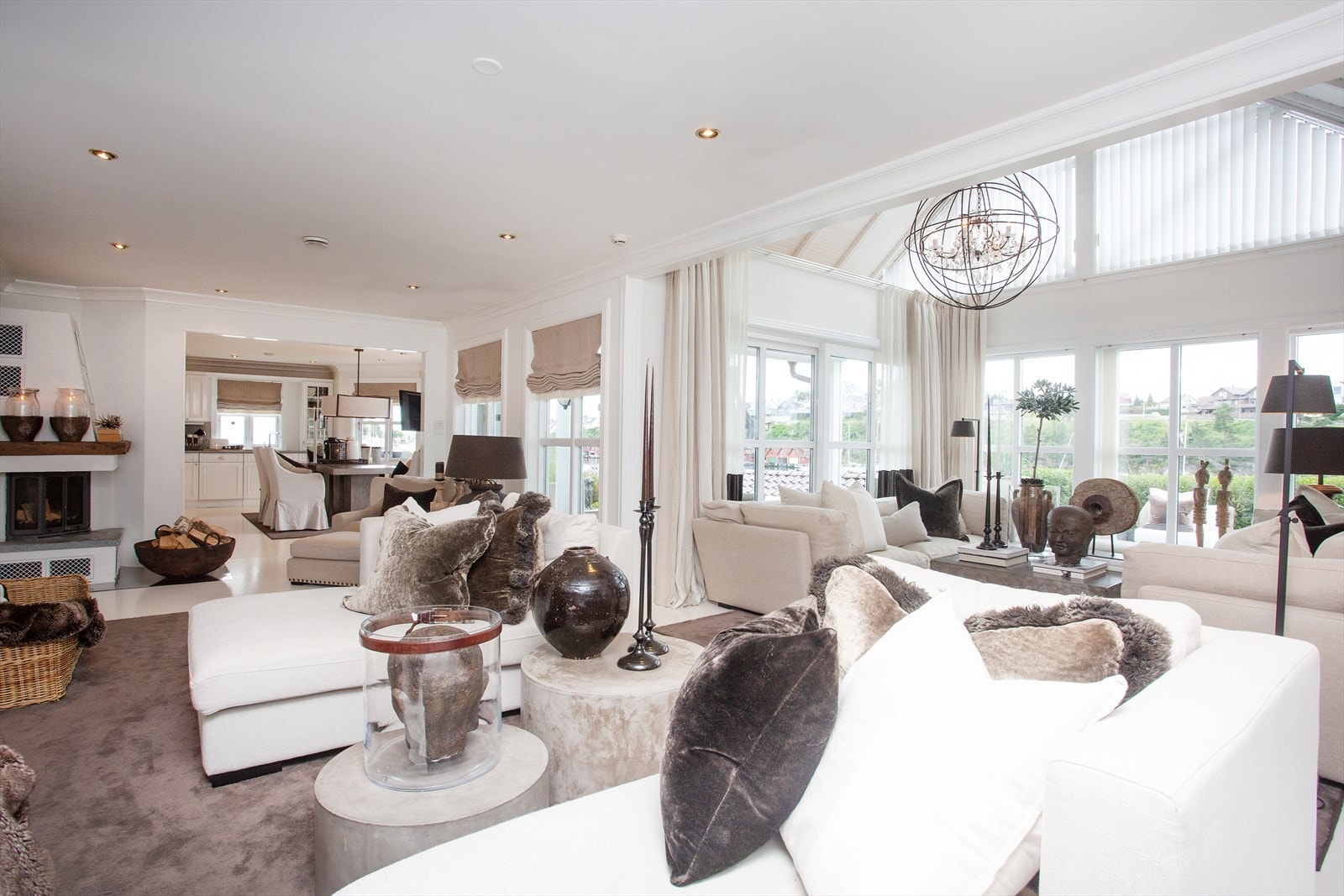 I hjertet av boligen ligger stue og kjøkken med spiseplass Galleribilde