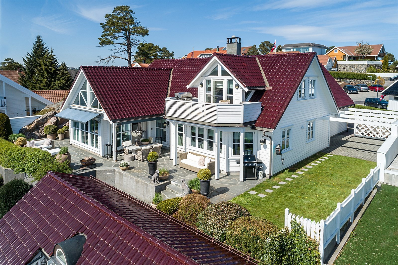 En eksklusiv villa bygget i 1998 med smart og spennende planløsning, gode vindusflater, flotte material- og fargevalg samt funksjonelle løsninger for en familie Galleribilde