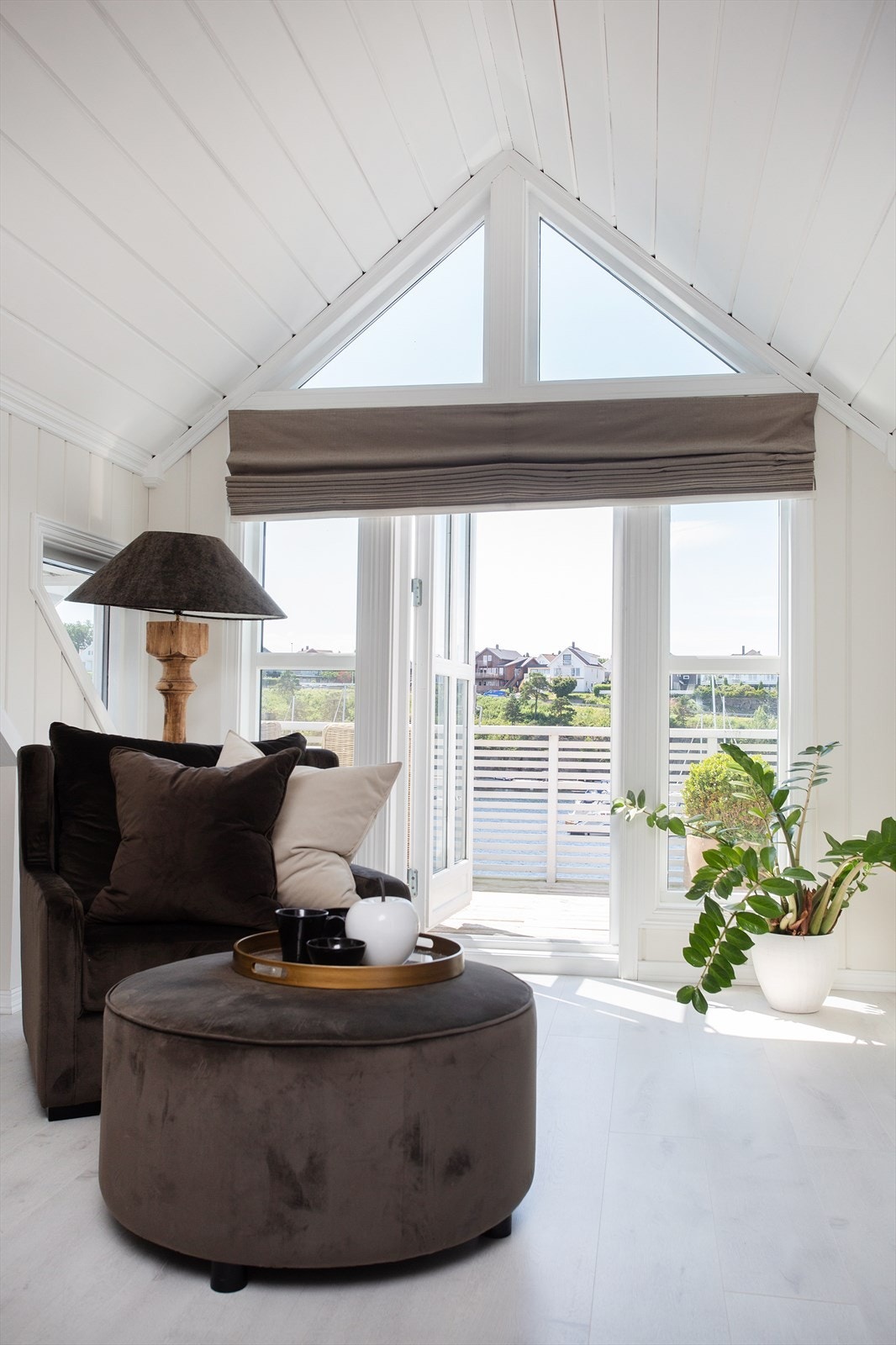 Tak og vegger er kledd med panel i hvitt og lyst delikat gulv som står i stil Galleribilde