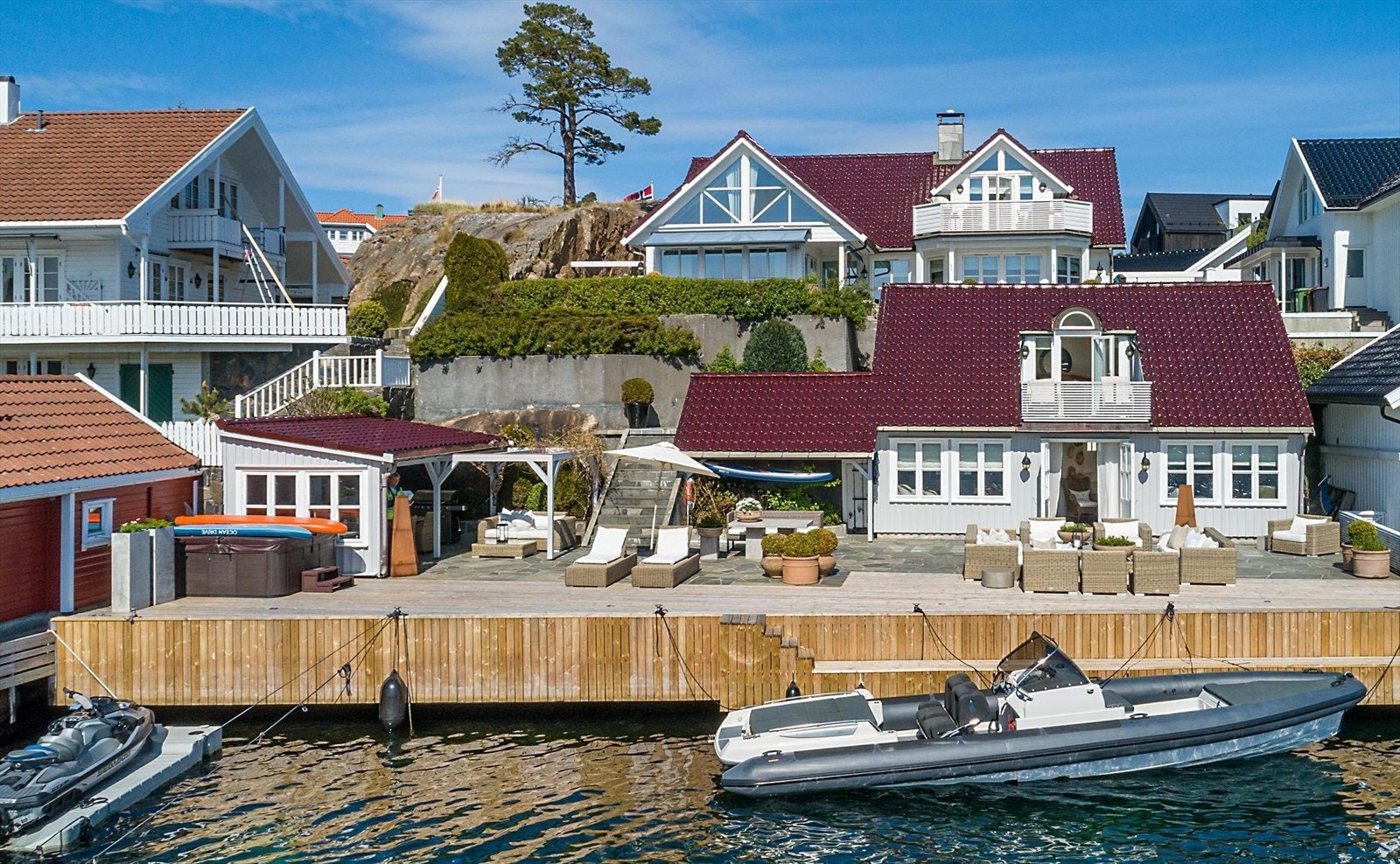 Tomten har lang strandlinje med 23 m dypvannsbrygge, sjøbu, hagestue, svært lune uteområder som er skjermet for vær og vind, og en sjarmerende hage med vakre omgivelser Galleribilde