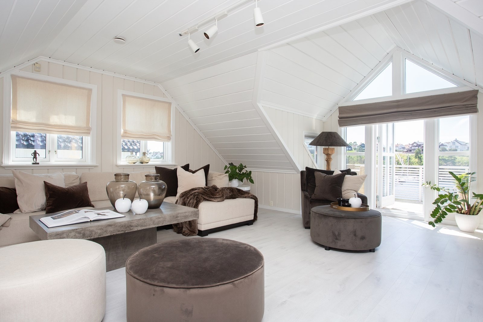 2.etasje er lekkert innredet med stue som har utgang til veranda Galleribilde