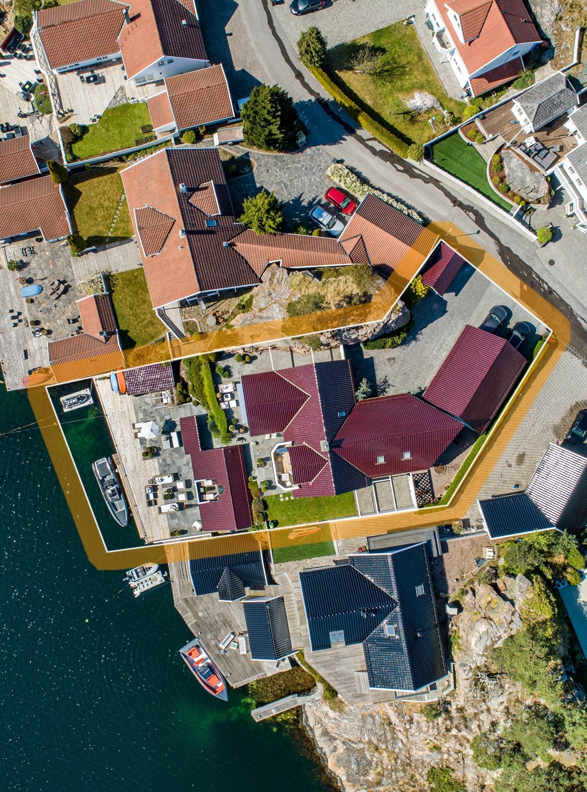 Eiendommen har en utsøkt beliggenhet på en nydelig strandtomt 1062 kvm med lang strandlinje Galleribilde