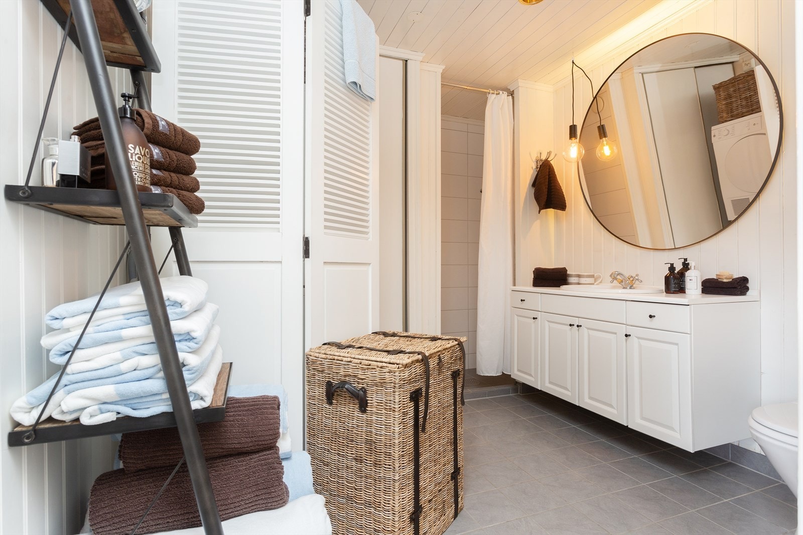 Bad i sjøbod (ikke godkjent til beboelse/ varig opphold) Galleribilde