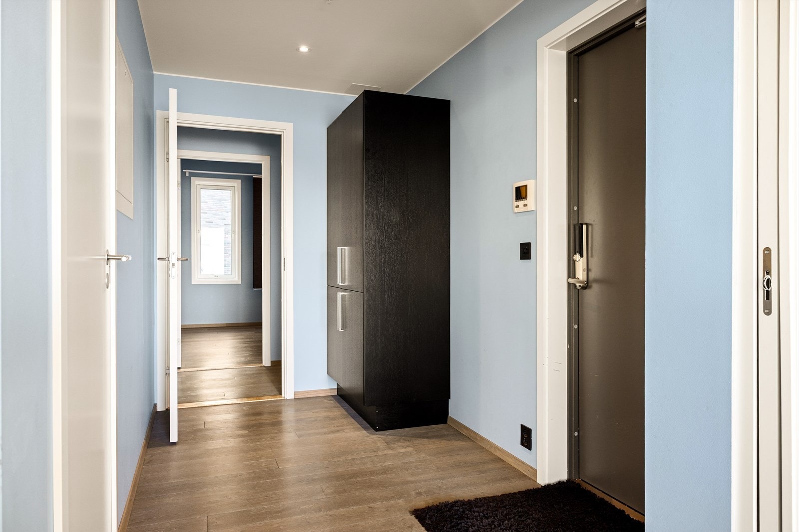 Lys og innbydende entré med rikelig plass til både sko og garderobeløsninger Galleribilde