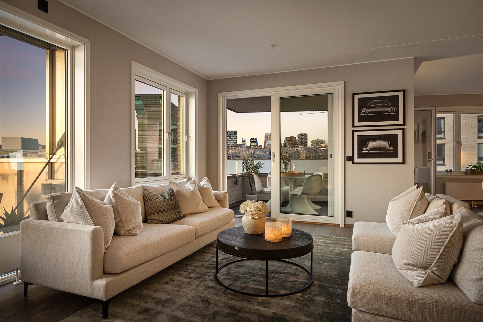 De generøse vindusflatene slipper inn rikelig med naturlig lys og skaper en luftig atmosfære. Galleribilde