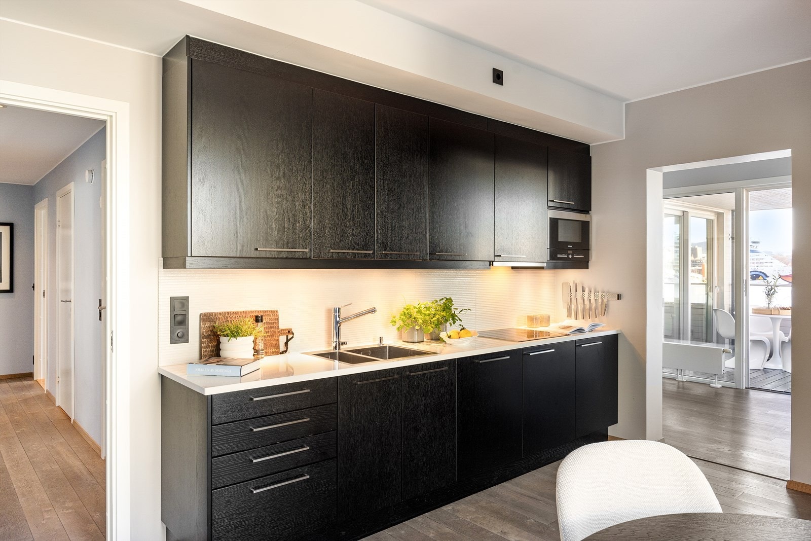 Det er godt med oppbevaringsplass i både over- og underskap, samt rikelig med benkeplass- ideelt for matlaging. Galleribilde