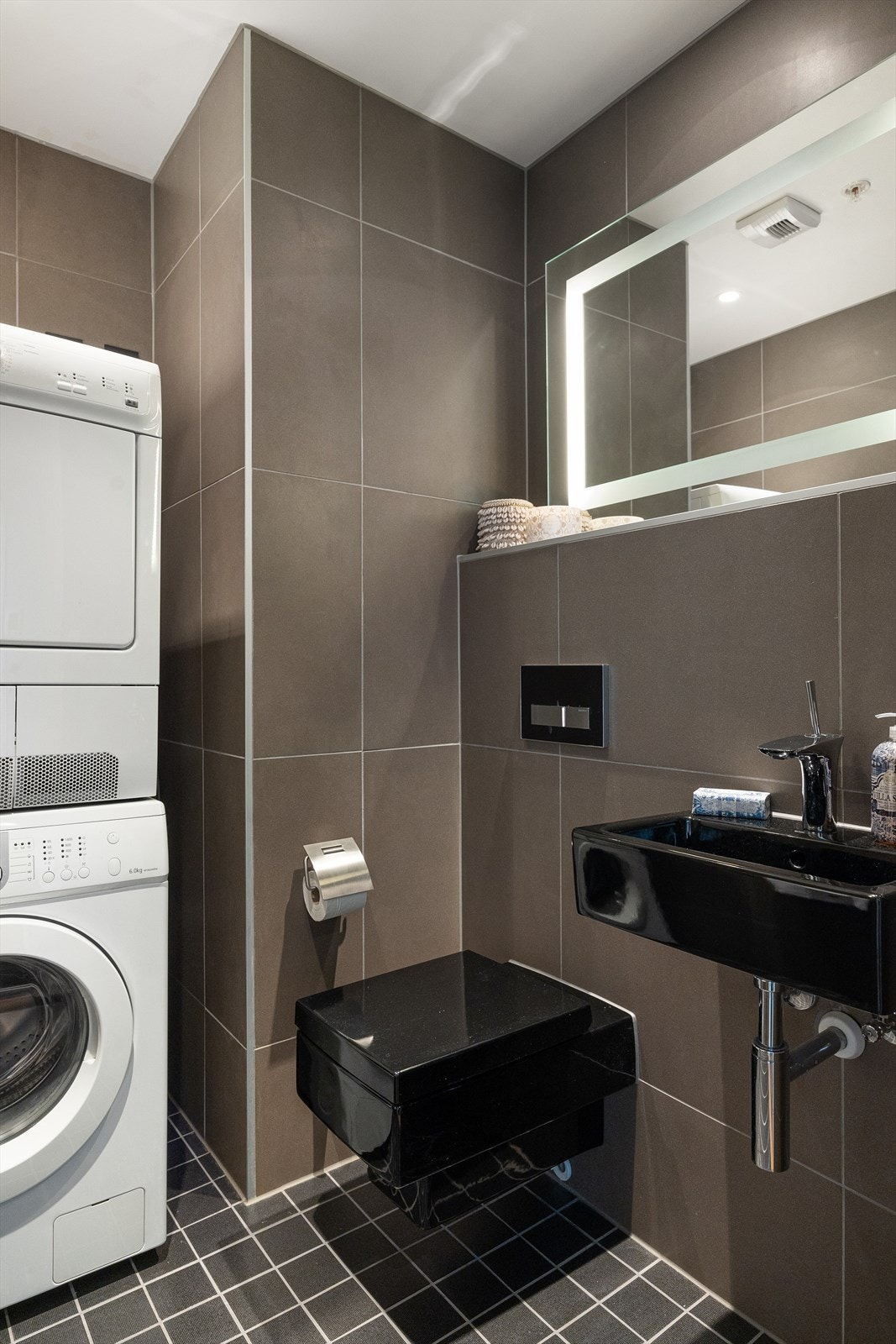 Funksjonelt toalettrom med gulvvarme som gir ekstra komfort. Rommet har mekanisk avtrekk, samt opplegg for vaskemaskin og plass til tørketrommel Galleribilde