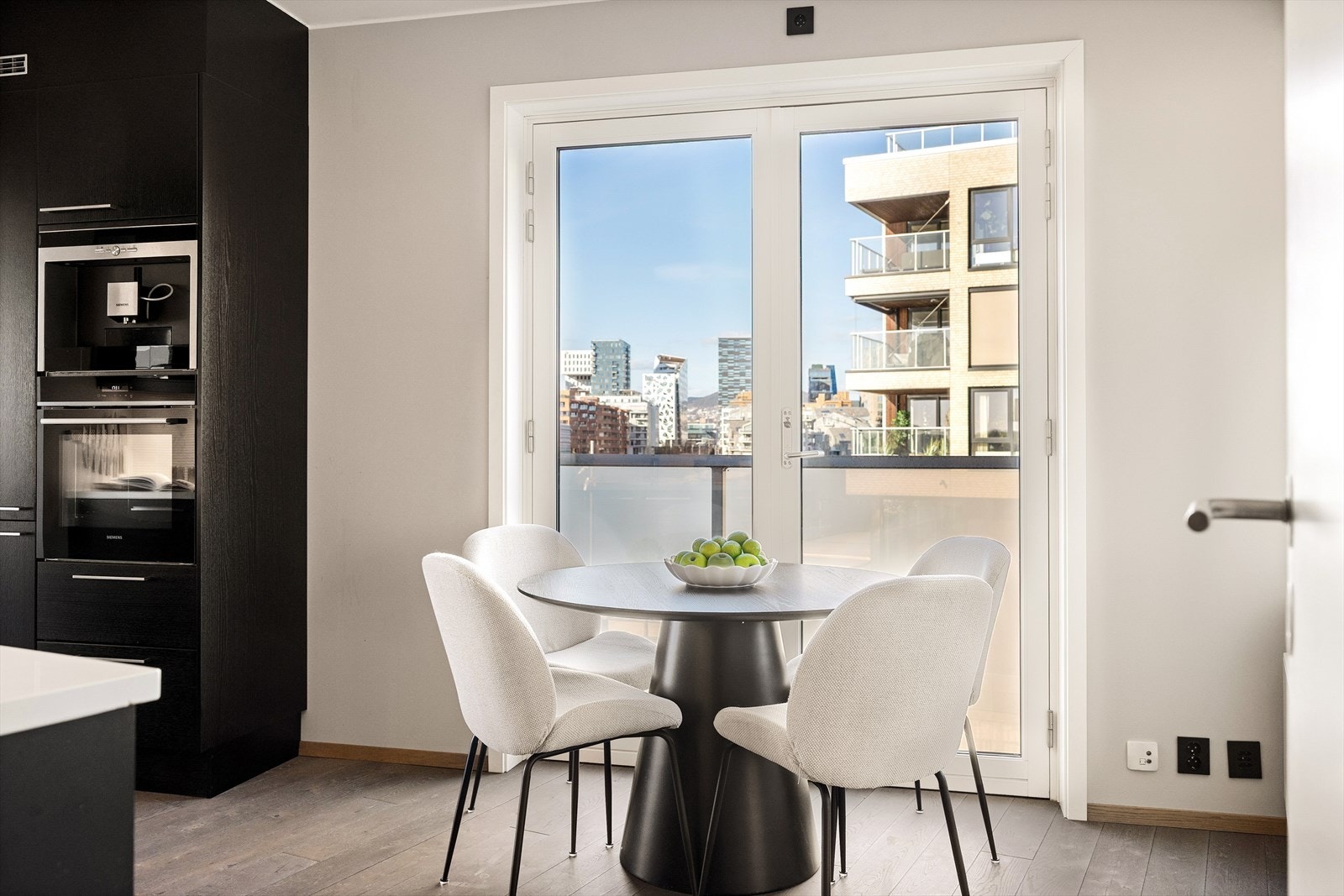 Her er det også plass til et hyggelig spisebord, perfekt sted å nyte en kaffekopp eller en god frokost Galleribilde