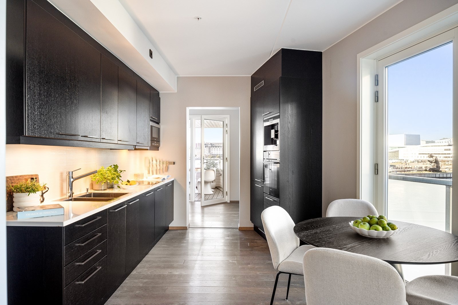 Kjøkkenet er moderne og stilrent, med laminerte fronter fra Sigdal som gir et tidløst uttrykk. Galleribilde