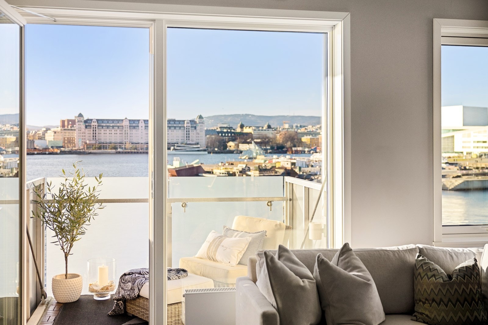 Fra stuen er det utgang til en herlig balkong som vender ut mot sjøfronten. Galleribilde