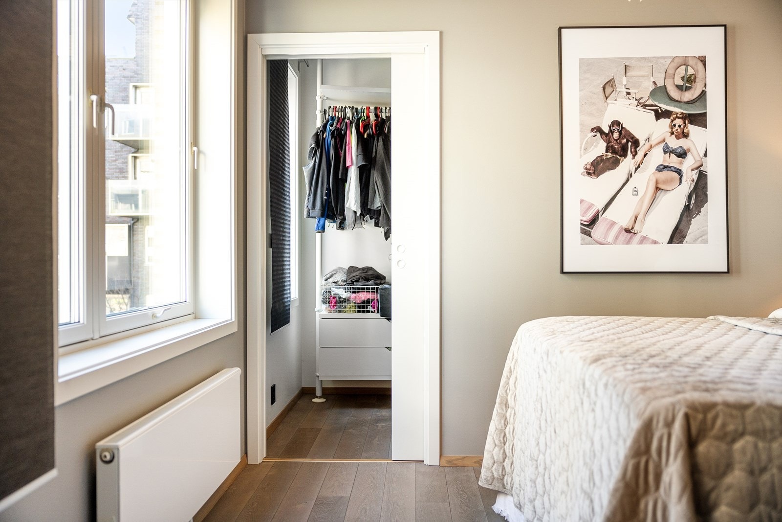 I tillegg har du inngang til et eget garderoberom, som gir rikelig med plass til forskjellige garderobeløsninger. Galleribilde