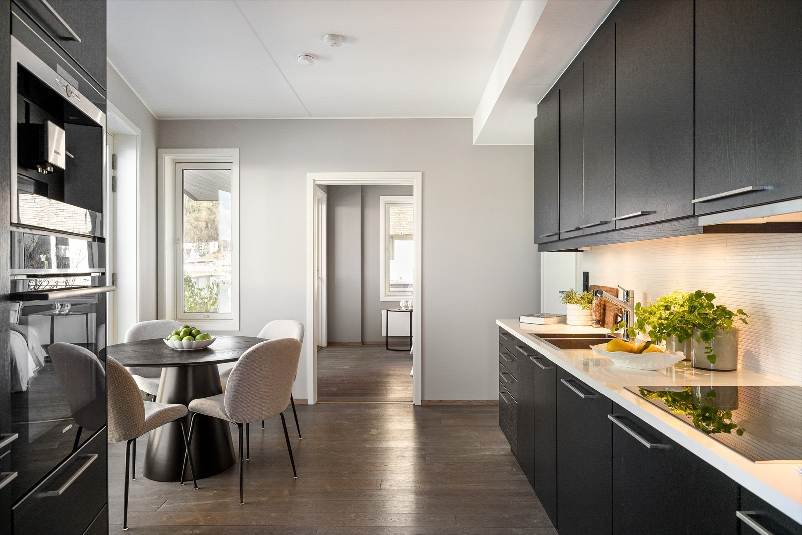 Benkeplaten er av kompositt. Kjøkkenet har mekanisk avtrekksvifte plassert over stekesonen, og inneholder integrerte hvitevarer som oppvaskmaskin, kjøl-/fryseskap, kaffemaskin, platetopp, stekeovn og mikrobølgeovn. Galleribilde