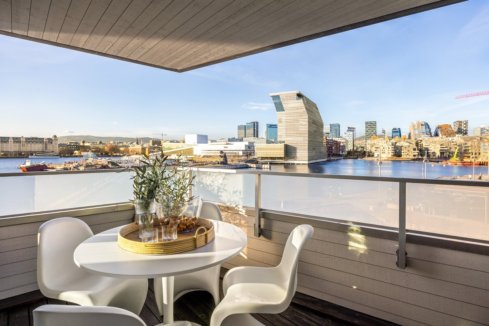 Her er det god plass til et spisebord og grill, ypperlig for sene sommerkvelder. Galleribilde