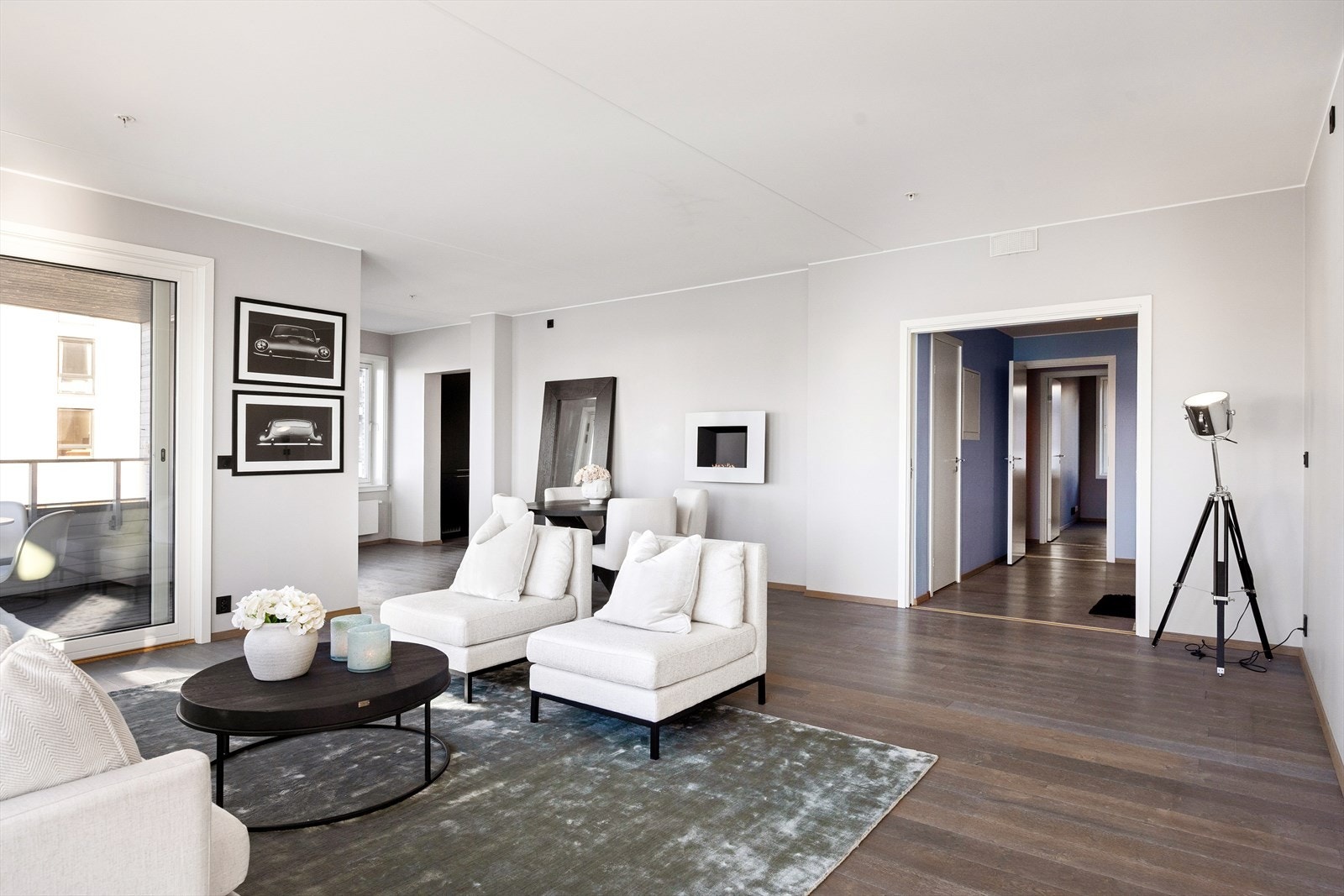 Leiligheten har en funksjonell planløsning med romslige oppholdsrom. Galleribilde