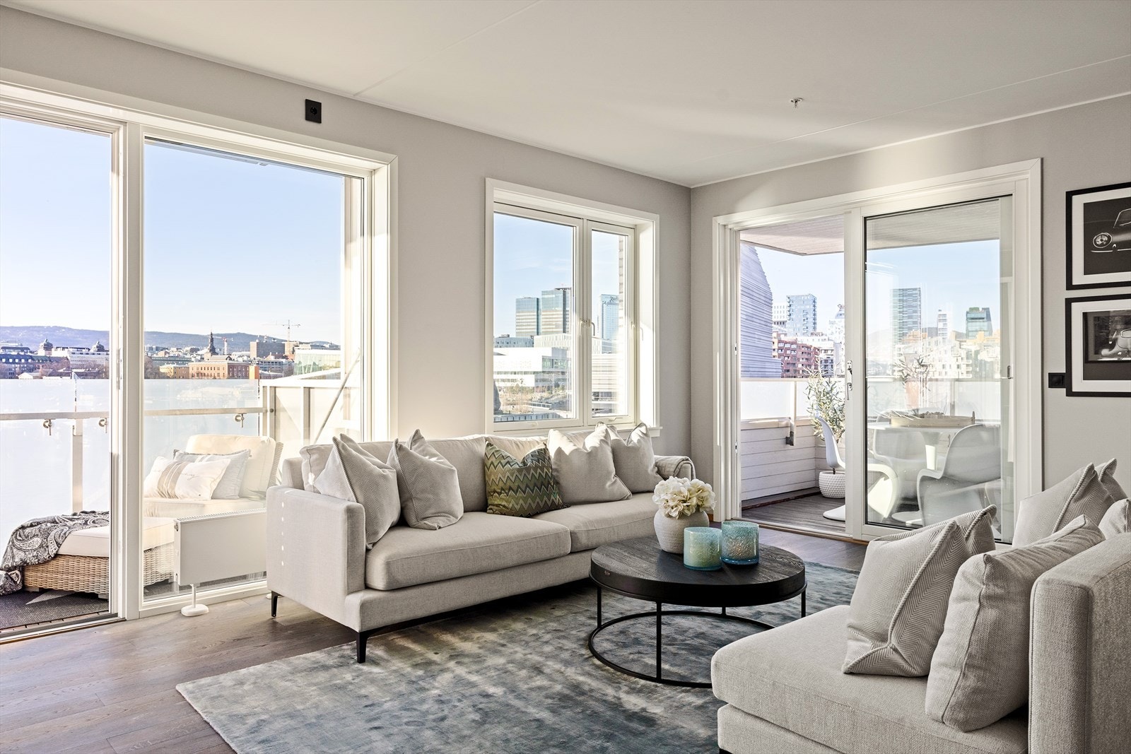 Stuen er romslig og innbydende, med god plass til en stor sofagruppe og øvrig møblement. Galleribilde