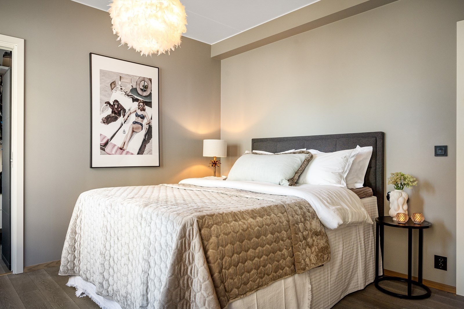 Romslig soverom med god plass til en stor dobbeltseng og øvrig møblement Galleribilde