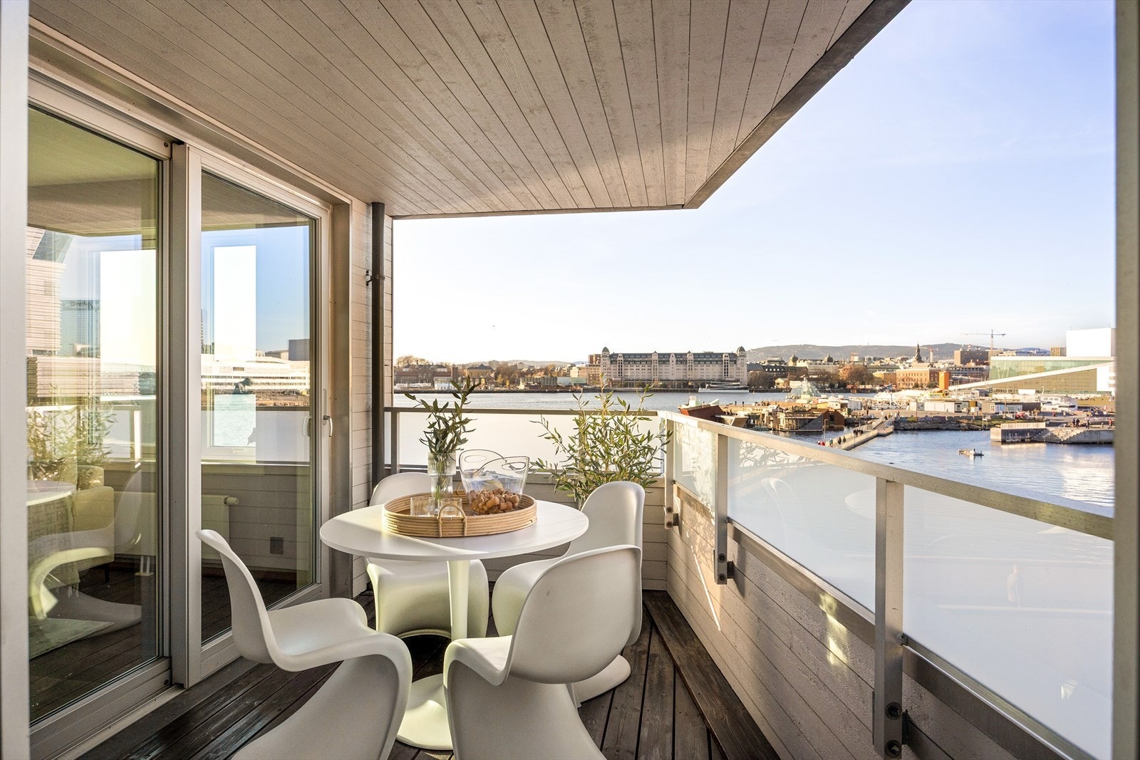 Fra stuen er det utgang til 2 balkonger. Galleribilde