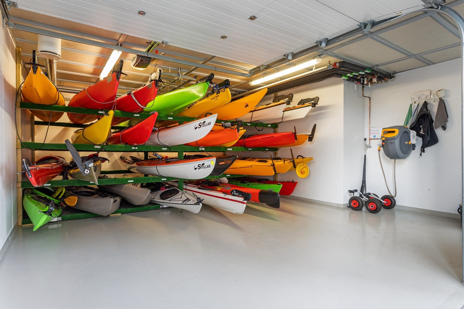 Det er kajakkbod i underetasje med mulighet for leie av plass Galleribilde