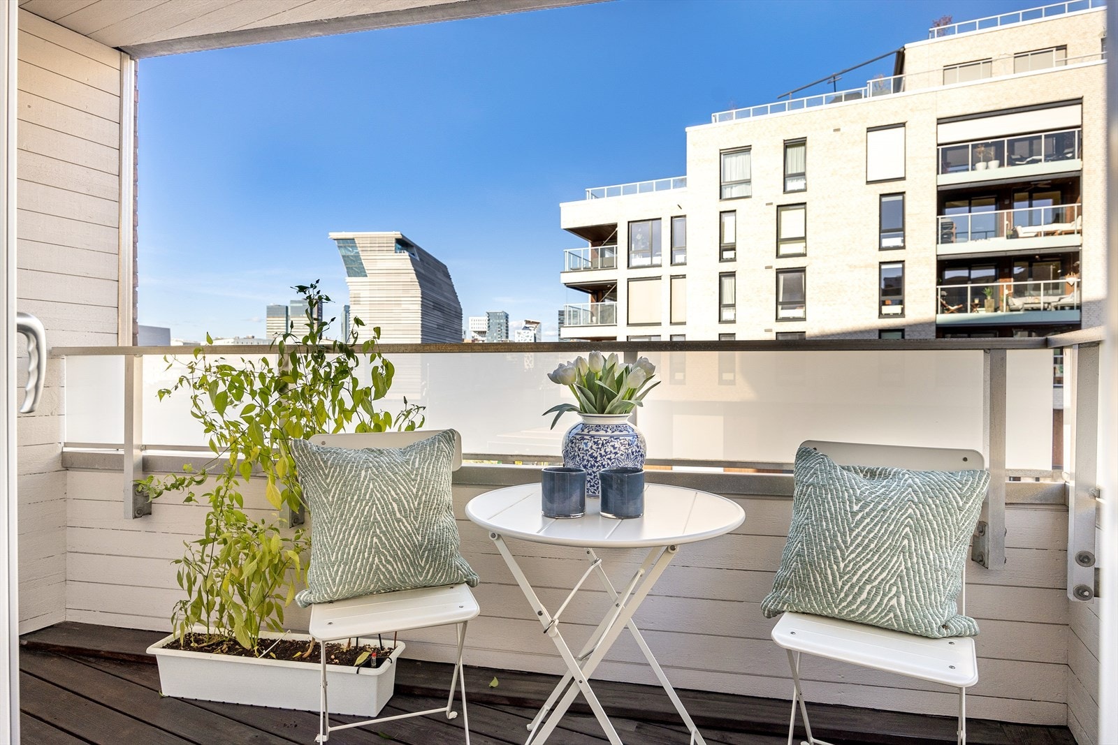 Plass til utemøbler og diverse beplanting. Galleribilde