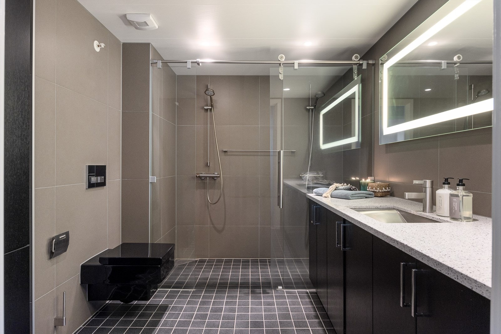 Moderne bad med behagelig gulvvarme som skaper en ekstra komfort. Badet er utstyrt med mekanisk avtrekk. Galleribilde