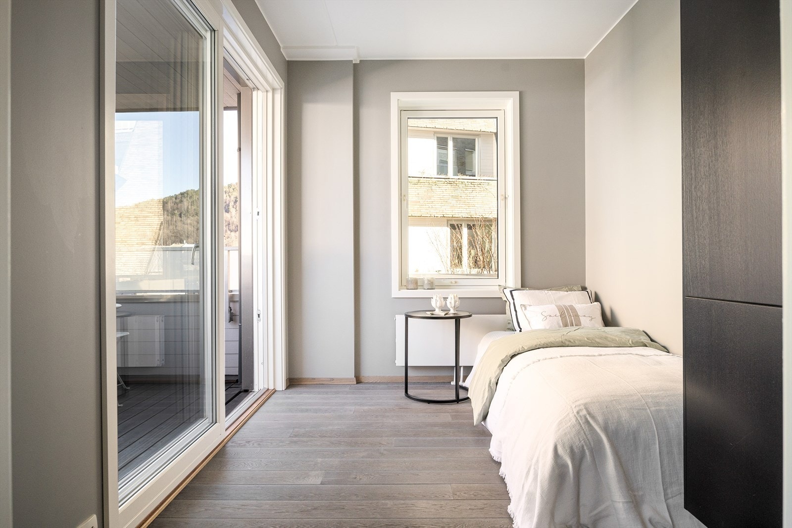 Soverom 3 har egen utgang til privat balkong. Galleribilde