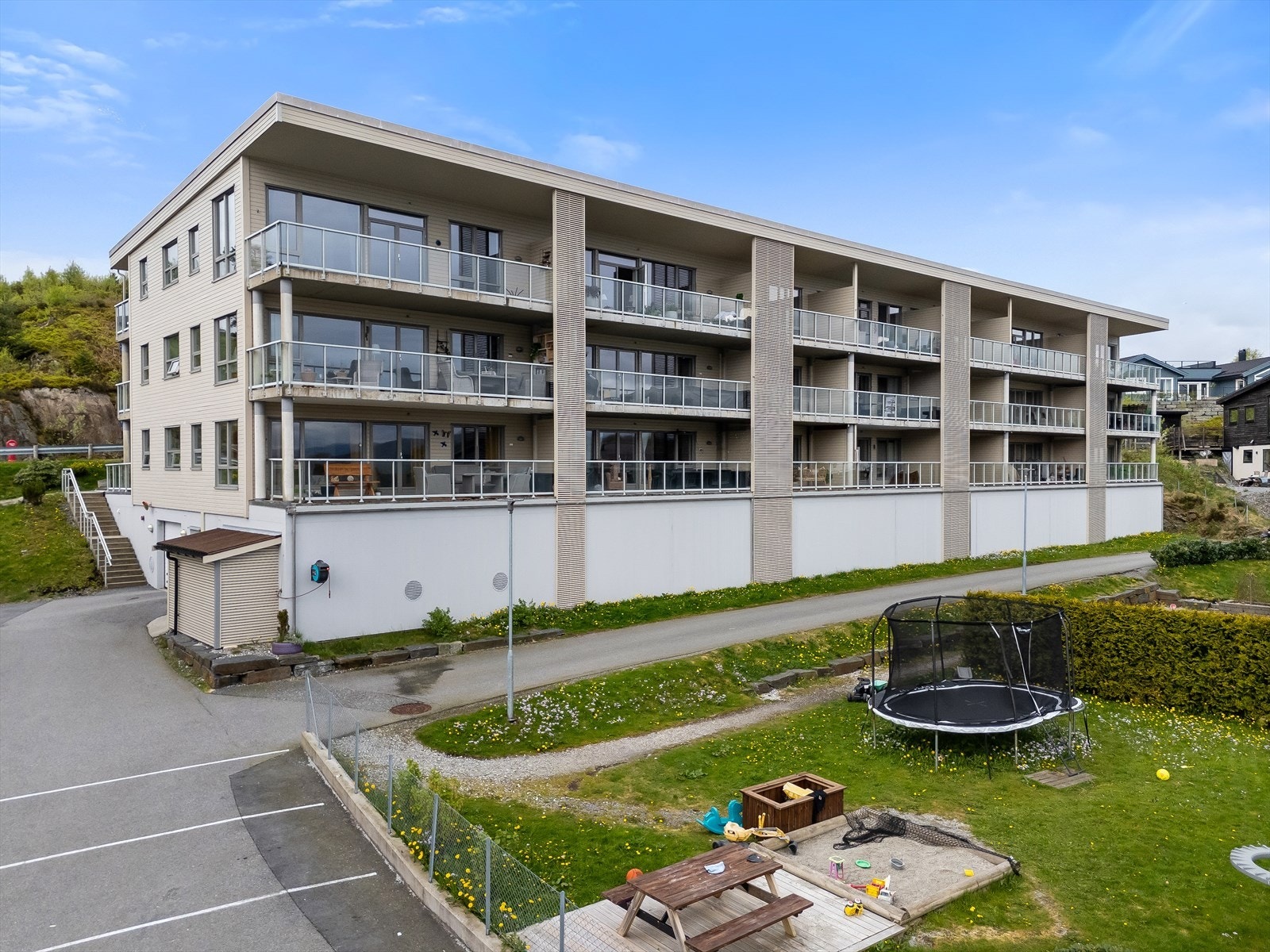 Leiligheten ligger i 1. etasje og har trappefri adkomst. Parkering til en bil i underetasjen. Galleribilde