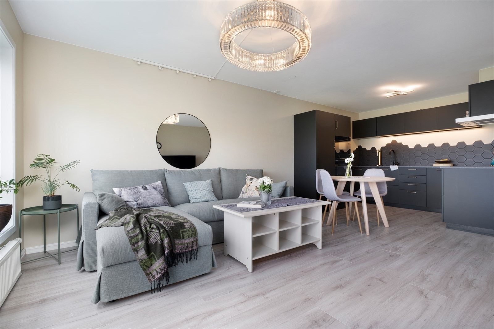 Hjemmet har en praktisk planløsning med stue og kjøkken på 26,5 m² i en åpen løsning, og en flott beliggenhet i byggets 1. etasje Galleribilde