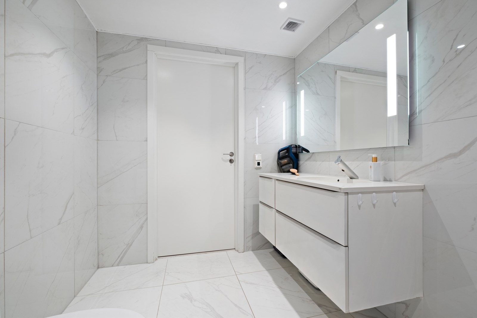 Baderomsinnredninger er levert HTH. Videre kan badet skilte med gulvvarme og det er moderne downlights i tak som gir en god lyssetting. Galleribilde