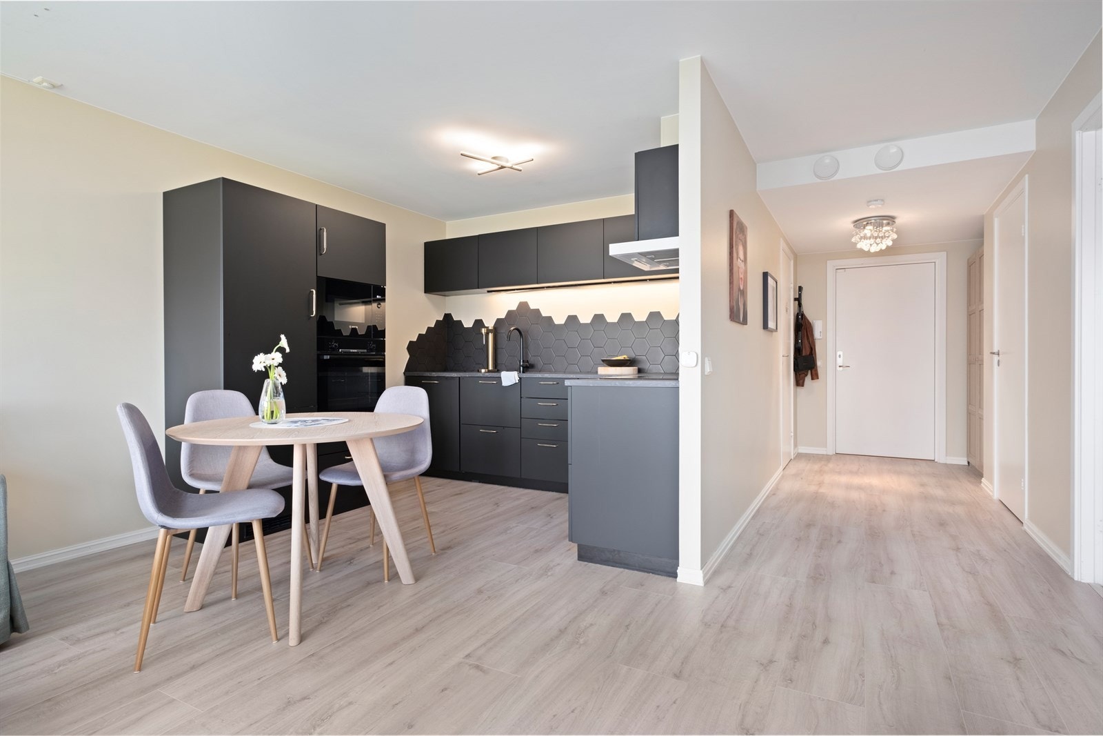 Coop Extra og Kiwi er nærmeste dagligvare. Grilstadporten senter ligger i nærområdet. Her finner du blant annet Coop Extra, apotek, frisør, blomsterbutikk, Nille og Impulse treningssenter. Galleribilde