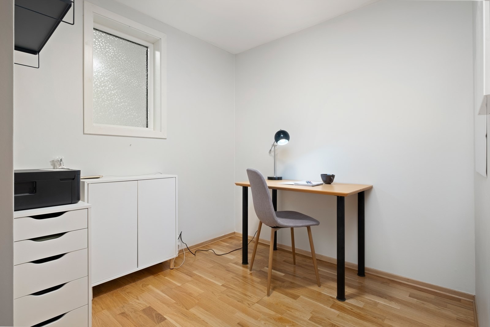 Det tekniske rommet brukes i dag som kontor. Rommet kan enkelt benyttes til f.eks. oppbevaringsrom eller omkledningsrom. Galleribilde